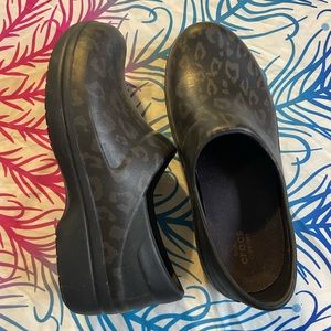 Croc black and leopard Neria dual comfort clogs. Size 9